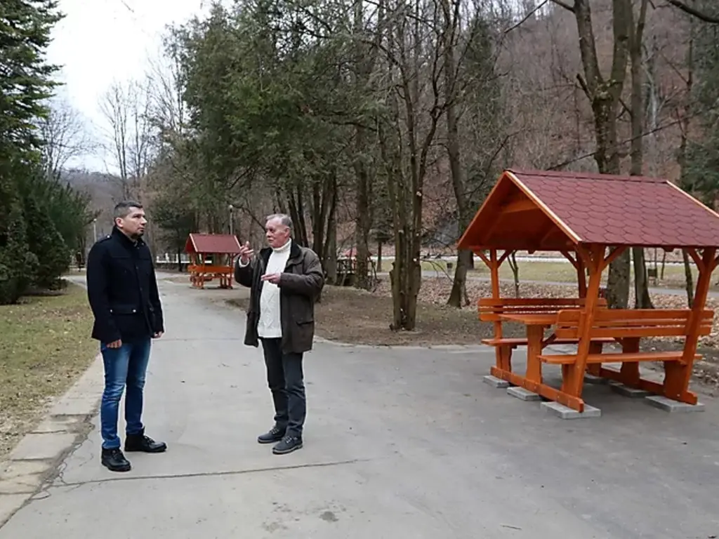 Varga László és Kertész Béla az új pavilonokkal. Fotó: Juhász Ákos