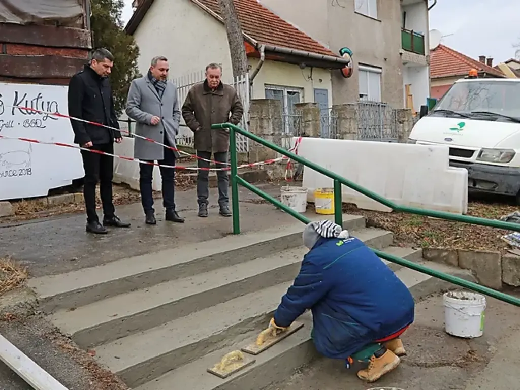 Hamarosan megkezdik a lépcsősor felújítását. Fotók: Juhász Ákos
