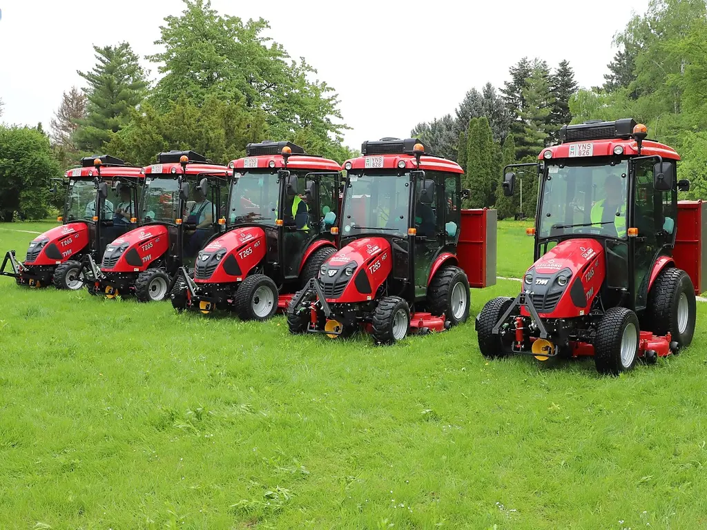 Öt új modern traktor nyírja a füvet Miskolcon