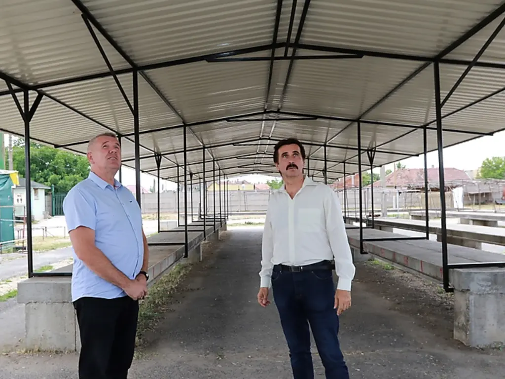 Kovács Imre István, a Városgazda szolgáltatási vezetője és Badány Lajos az új fedést szemlélik Fotók: Juhász Ákos