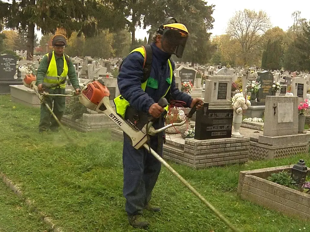 Nyírják a füvet a városi temetőkben