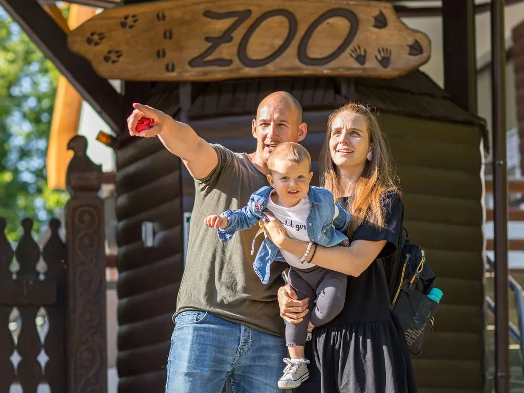 Látogató család az állatkertben