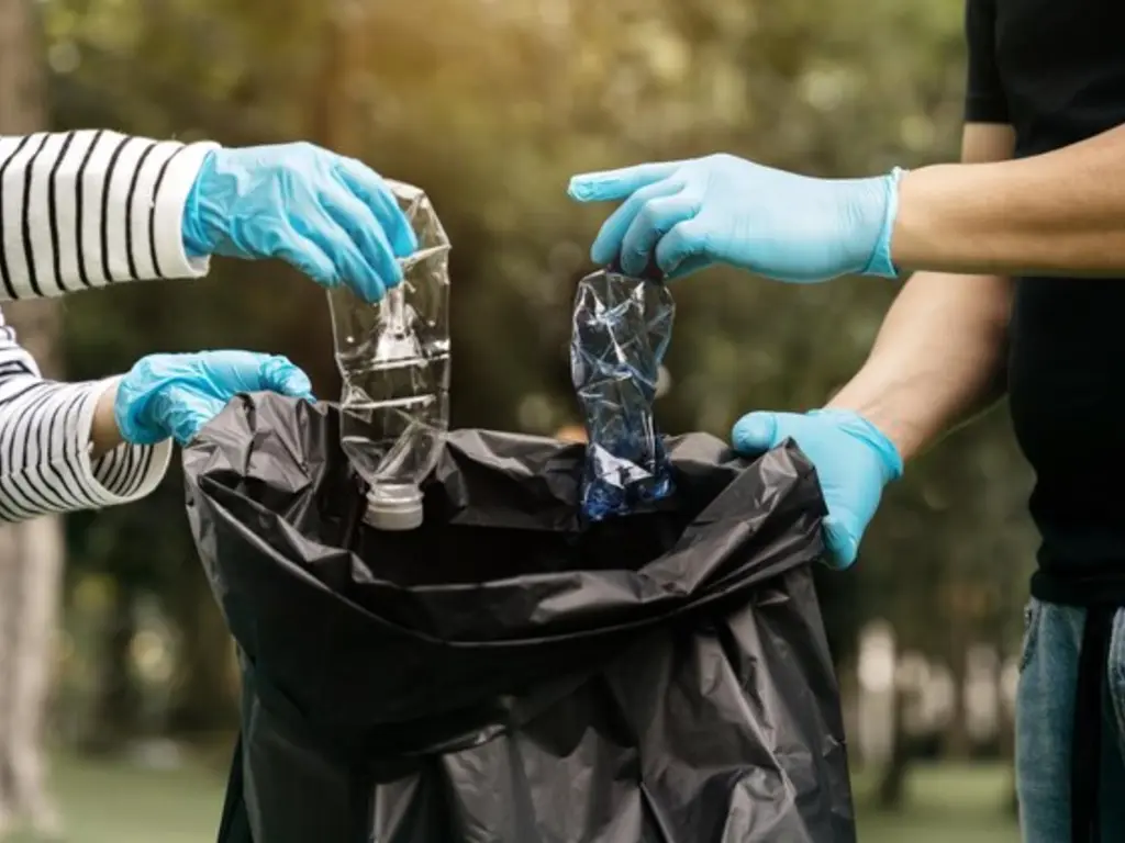 Hulladék kerül a zsákba