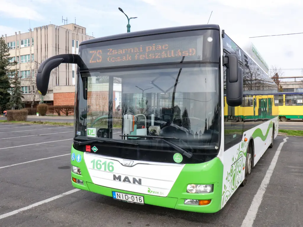 „ZS” jelzésű autóbusz az MVK telephelyén