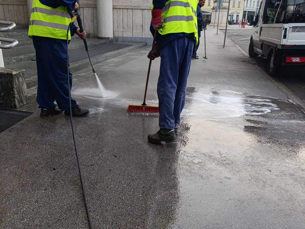 Csütörtökön megkezdődik a Széchényi utca tisztítása