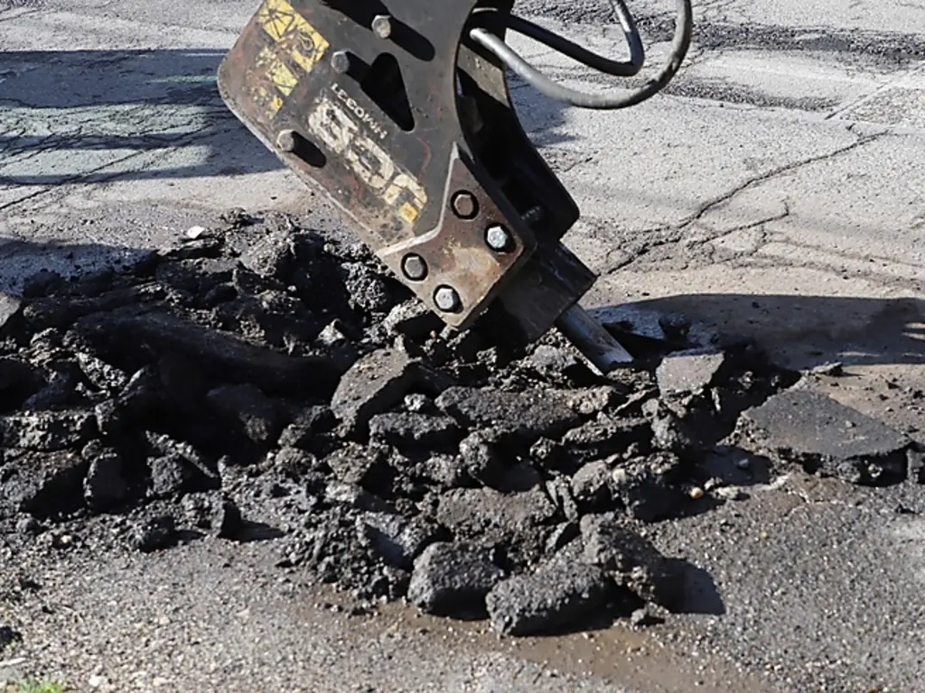 közterület-bontási és hibaelhárítási munkálat