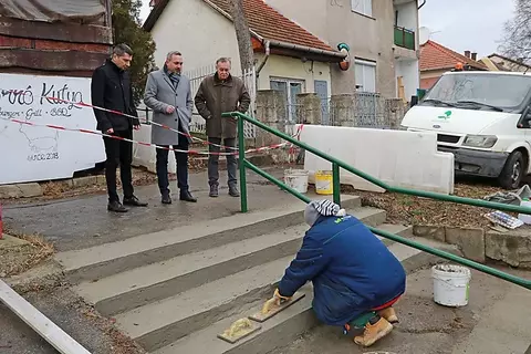 Hamarosan megkezdik a lépcsősor felújítását. Fotók: Juhász Ákos