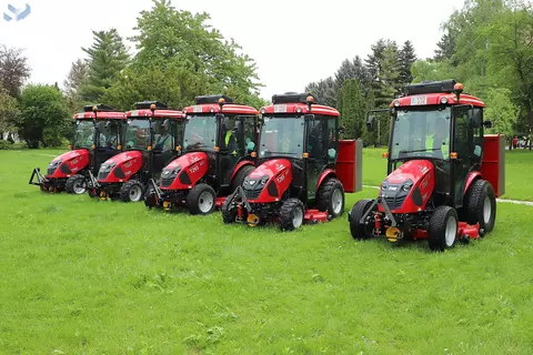 Öt új modern traktor nyírja a füvet Miskolcon