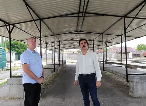Kovács Imre István, a Városgazda szolgáltatási vezetője és Badány Lajos az új fedést szemlélik Fotók: Juhász Ákos Kovács Imre István, a Városgazda szolgáltatási vezetője és Badány Lajos az új fedést szemlélik Fotók: Juhász Ákos