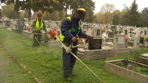 Nyírják a füvet a városi temetőkben