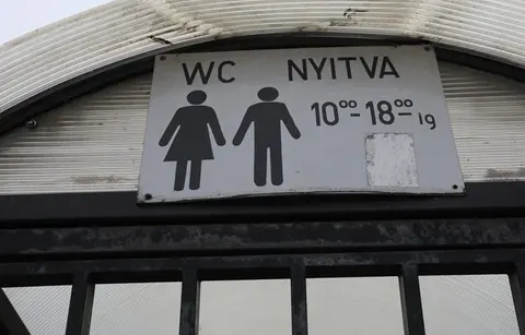 népkerti illemhelyen népkerti illemhelyen