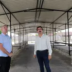 Kovács Imre István, a Városgazda szolgáltatási vezetője és Badány Lajos az új fedést szemlélik Fotók: Juhász Ákos